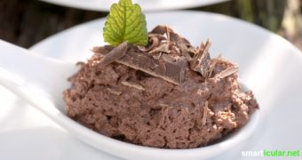 Ohne Sahne, ohne Ei: Mit diesem Rezept für vegane Mousse au Chocolat sparst du Kalorien, ohne auf Geschmack zu verzichten.