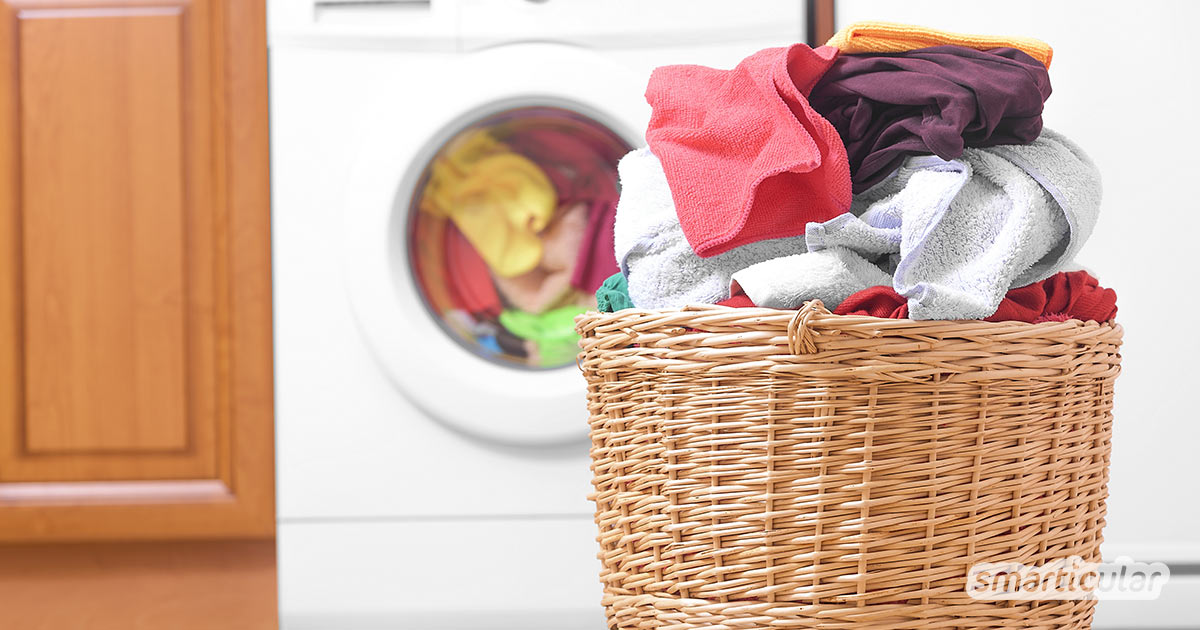 Wenn die Wäsche müffelt, liegt es wahrscheinlich an Schmutz und Keimen in der Waschmaschine! Mit diesen natürlichen Mitteln und Tricks sauber und kalkfrei.