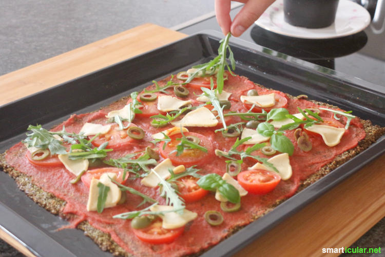 Diese Pizza hat Suchtpotenzial und ist auch noch gesund! Tausche weißes Mehl gegen nährstoffreiches Gemüse und Kerne im Boden und genieße ganz ungehemmt.