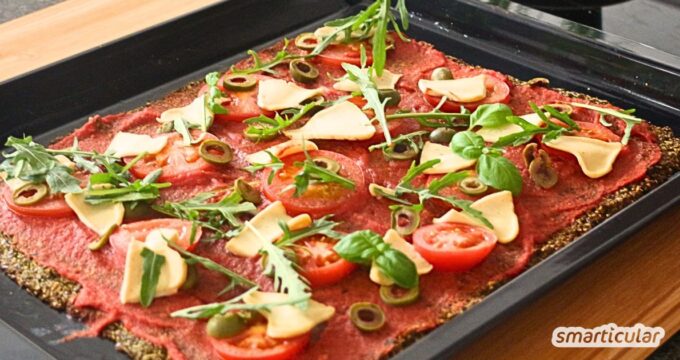 Diese Low-Carb-Pizza hat Suchtpotenzial und ist auch noch gesund! Tausche Weißmehl gegen nährstoffreiche Zutaten und genieße ganz ungehemmt.