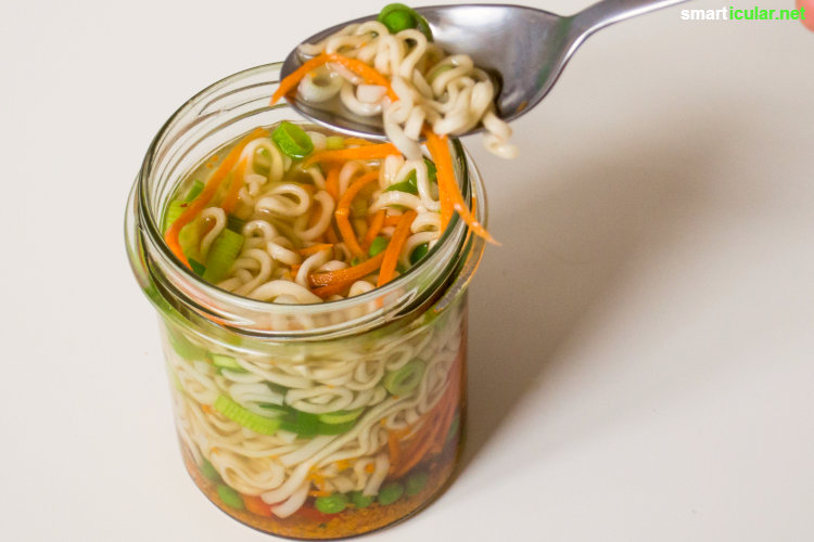 Vergiss Instant-Suppen im Plastikbecher - mit diesem Rezept kannst du Instant-Suppe aus frischen Zutaten auf Vorrat selber machen, perfekt fürs Büro und als schnelle Mahlzeit.