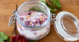In einem Rosenzucker konservierst du kinderleicht die köstlichen zarten Aromen für viele Wochen - als Geschenk und für dich selbst!