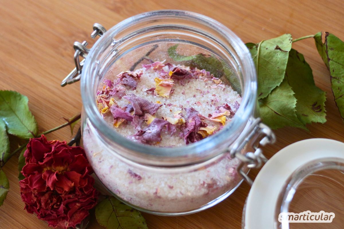 In einem Rosenzucker konservierst du kinderleicht die köstlichen zarten Aromen für viele Wochen - als Geschenk und für dich selbst!