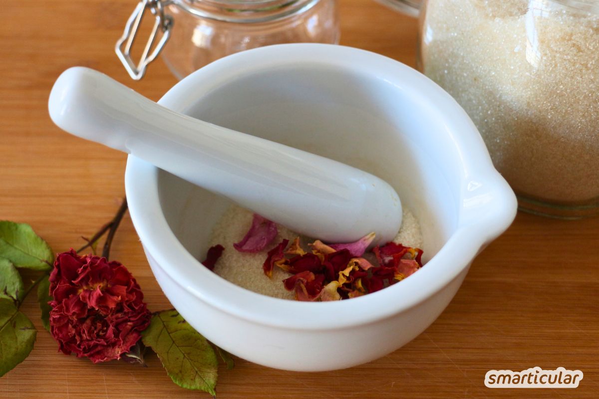 rosenzucker-selber-machen-rosenbluetenzucker-rezept-3 In einem Rosenzucker konservierst du kinderleicht die köstlichen zarten Aromen für viele Wochen - als Geschenk und für dich selbst!