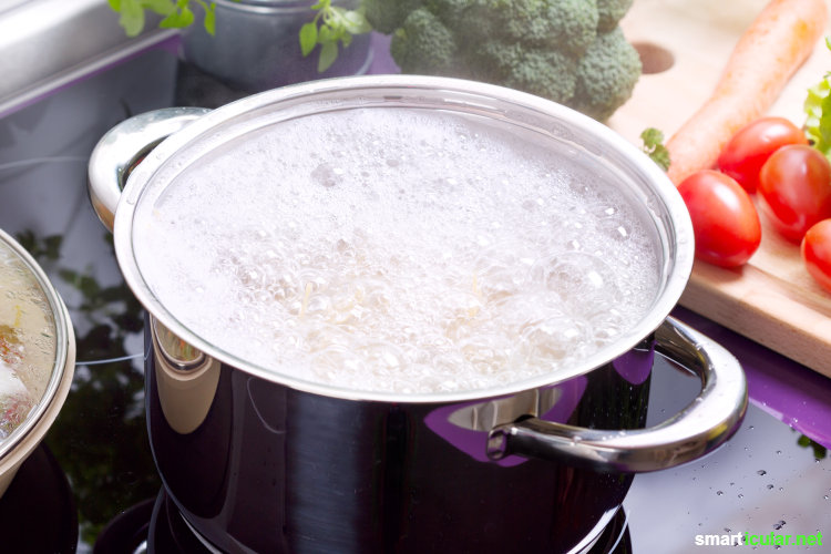 vegane-kaesesauce-5 Käsesoße wird oft schmerzlich vermisst, wenn man den Konsum von Milchprodukten reduzieren möchte. Nicht mit diesem Rezept: Aus Kartoffeln und Möhren wird die beste vegane Käsesoße!