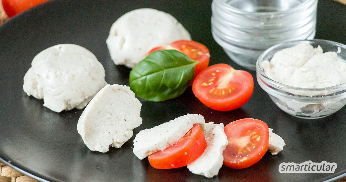 Echter Mozzarella lässt sich natürlich nicht ohne Milch herstellen. Diese Köstlichkeit hier aber schon! Aus nur drei Zutaten hast du schnell eine vegane Mozzarella-Alternative gezaubert.