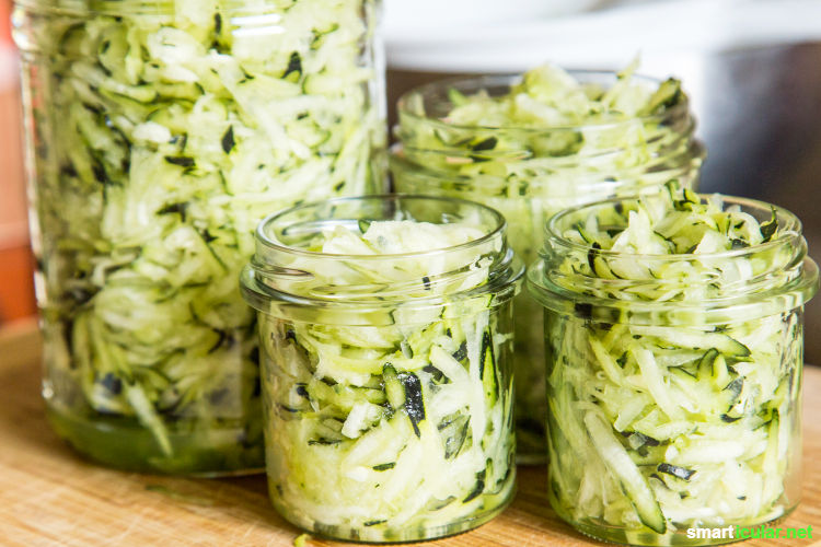 Hast du mehr Zucchini übrig, als du verarbeiten kannst? Dann friere sie doch einfach ein und bereichere deine Speisen das ganze Jahr über mit dem gesunden Gemüse.