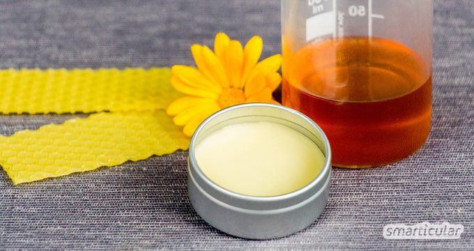 Aus nur vier natürlichen Zutaten kannst du einen heilsamen Lippenbalsam mit Honig selber machen, und das Rezept ganz nach deinen Bedürfnissen variieren.