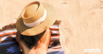Sonnenschutzmittel können der Haut mehr schaden als nutzen. Mit den folgenden Tipps kannst du dich auch ohne Sonnencreme effektiv vor den negativen Auswirkungen der Sonne schützen.
