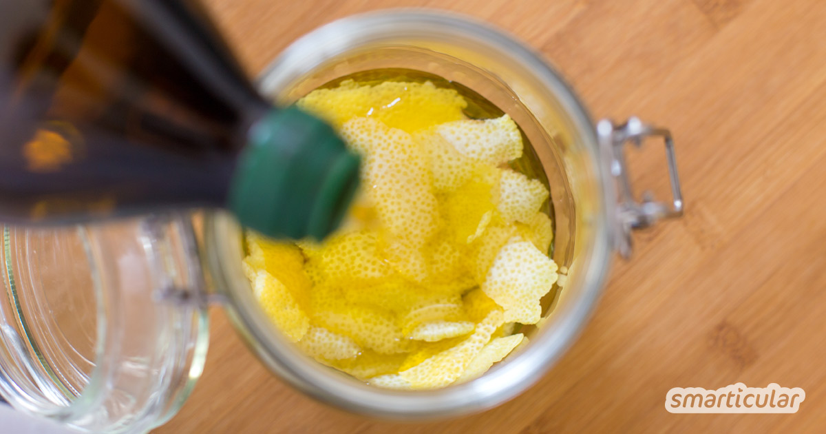 Bio-Zitronenschalen nicht wegwerfen: Du kannst sie ganz einfach zu einem köstlichen Zitrusöl verarbeiten und zum Marinieren von Salaten, Fisch, Fleisch und Pasta verwenden.