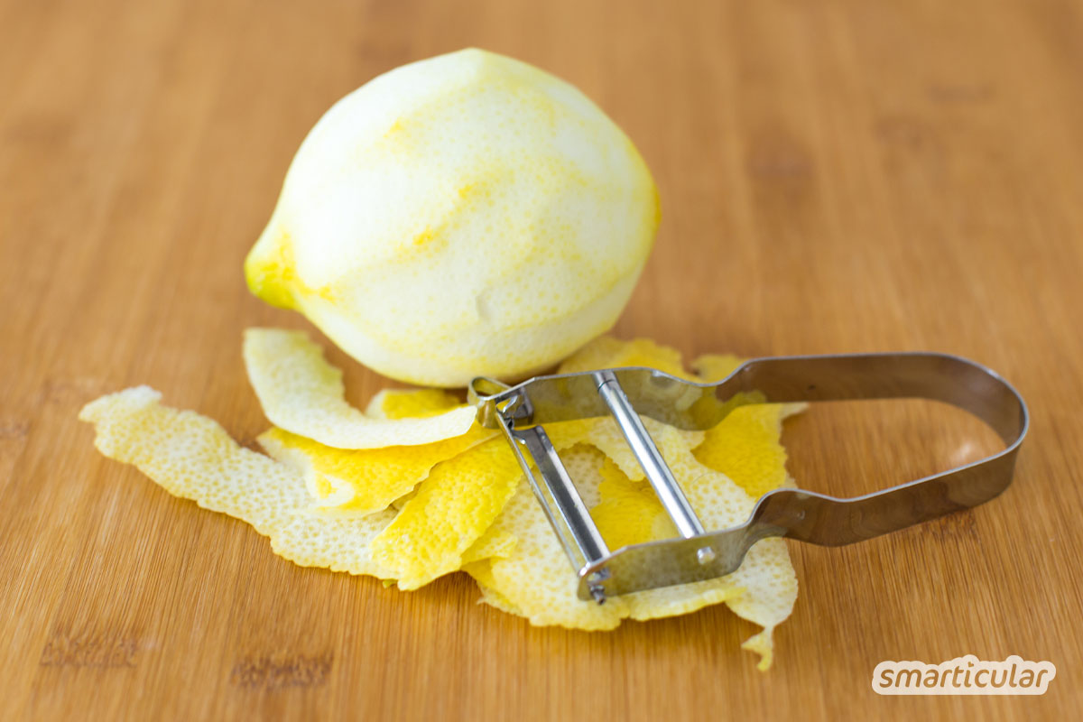 Bio-Zitronenschalen nicht wegwerfen: Du kannst sie ganz einfach zu einem köstlichen Zitrusöl verarbeiten und zum Marinieren von Salaten, Fisch, Fleisch und Pasta verwenden.