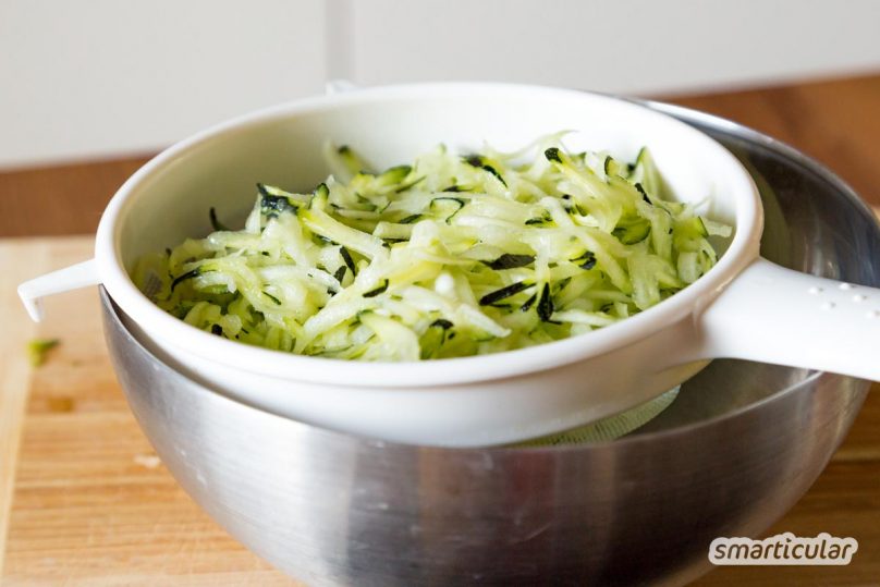 Hast du mehr Zucchini übrig, als du verarbeiten kannst? Dann friere sie doch einfach ein und bereichere deine Speisen das ganze Jahr über mit dem gesunden Gemüse.