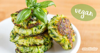 Mit diesem einfachen Rezept aus zwei Zutaten lassen sich Zucchini-Puffer vegan zubereiten - für mehr Abwechslung in deinem Speiseplan!