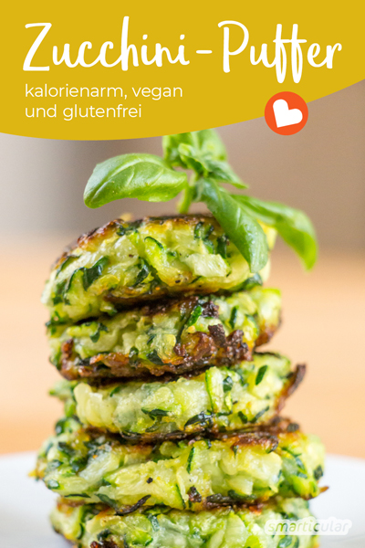 Mit diesem einfachen Rezept aus zwei Zutaten lassen sich Zucchini-Puffer vegan zubereiten - für mehr Abwechslung in deinem Speiseplan!