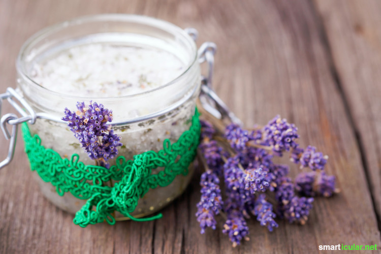 Lavendel gehört zu den vielseitigsten Gartenkräutern. Verwende ihn zum Beispiel für tolle Desserts, Naturkosmetik oder als wohlriechendes Mittel gegen Mücken.