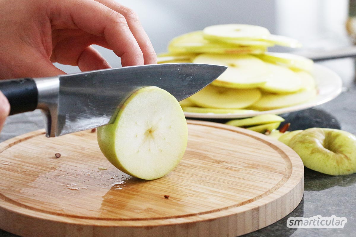 apfelchips-trocknen-2 Apfelchips als Alternative zu Kartoffelchips musst du nicht für viel Geld kaufen. Du kannst den gesunden, leckeren Snack einfach selber machen!