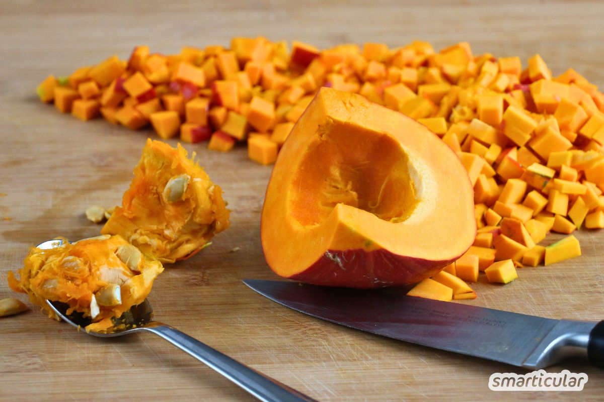kuerbismarmelade-rezept-3 Kürbis entkernen und in kleine Stücke schneiden.