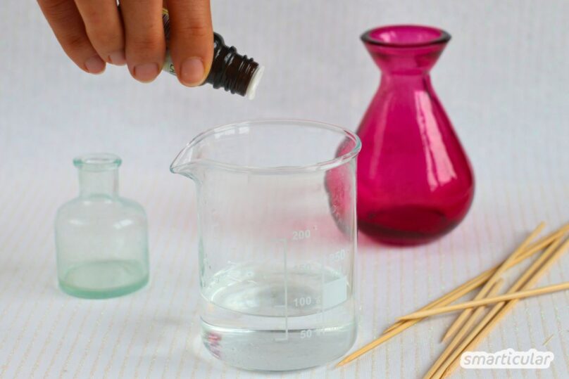 Statt einen teuren Diffuser zu kaufen, kannst du deinen Lieblingsduft und praktische Raumduft-Stäbchen selber machen - schnell und preiswert.