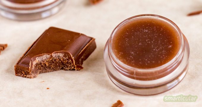 Ein selbst gemachter Schoko-Lippenbalsam pflegt die Lippen mit Kakaobutter, Mandelöl und Bienenwachs und schmeckt lecker schokoladig!