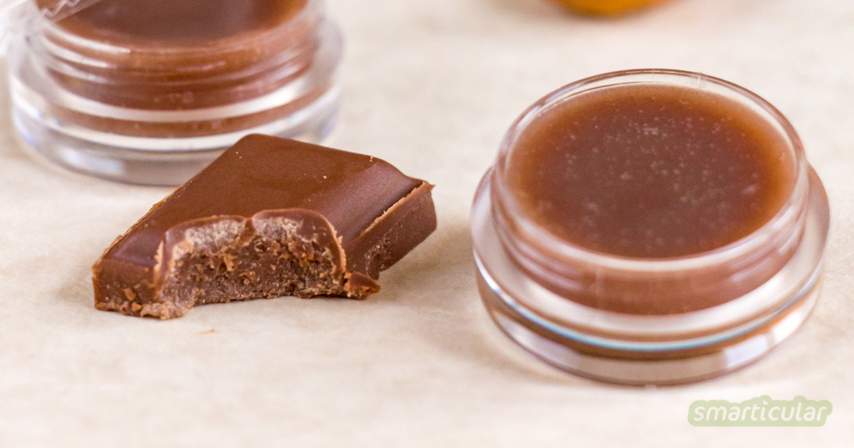 Ein selbst gemachter Schoko-Lippenbalsam pflegt die Lippen mit Kakaobutter, Mandelöl und Bienenwachs und schmeckt lecker schokoladig!