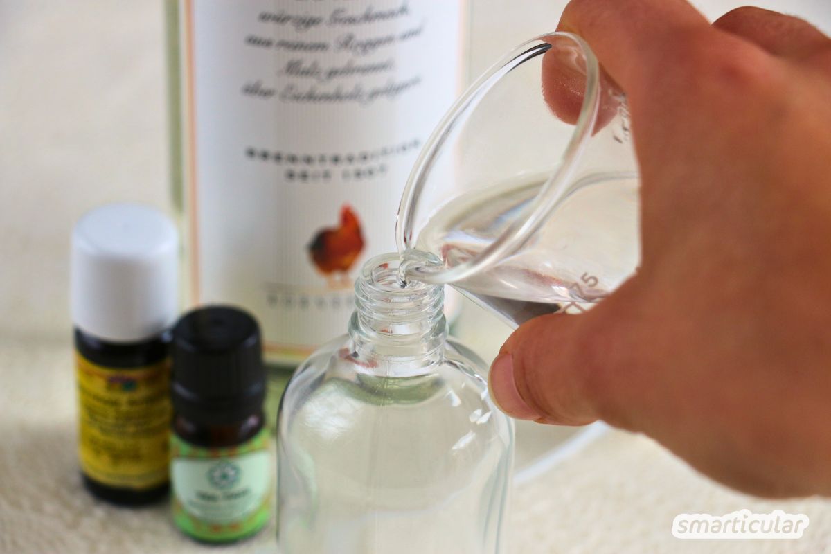 Stinkende Schuhe? Jetzt Schuhdeo selber machen! Mit Natron und Alkohol mischt du dein eigenes Spray aus Hausmitteln. Schnell und effektiv!