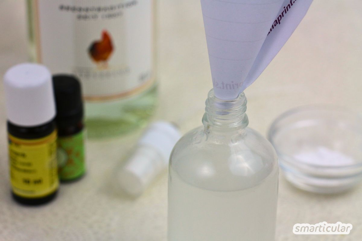 Stinkende Schuhe? Jetzt Schuhdeo selber machen! Mit Natron und Alkohol mischt du dein eigenes Spray aus Hausmitteln. Schnell und effektiv!