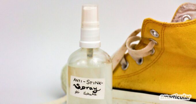 Stinkende Schuhe? Jetzt Schuhdeo selber machen! Mit Natron und Alkohol mischt du dein eigenes Spray aus Hausmitteln. Schnell und effektiv!