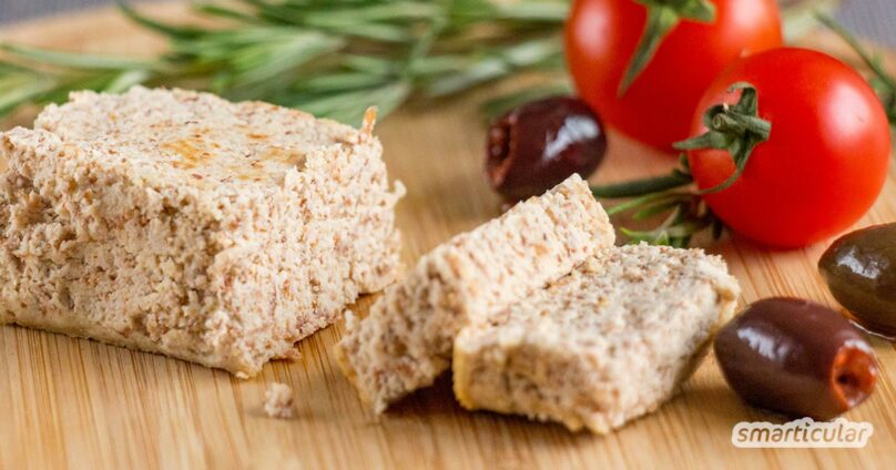 So einfach geht veganer Feta: Eine pflanzliche Alternative zum Käse lässt sich aus den Tresterresten der Nussmilchherstellung selber machen.