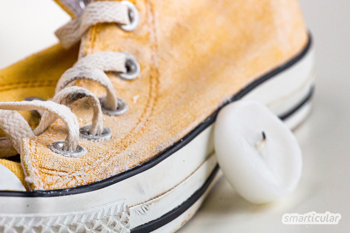 Schuhe zu imprägnieren, gelingt effektiv mit Hausmitteln wie Kerzenwachs. So sparst du dir teure Imprägniersprays für Schuhe aus Stoff und Veloursleder.