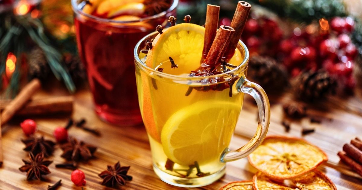 Hier findest du interessante, würzige Glühwein-Rezepte, von klassisch bis fruchtig – für abwechslungsreichen Genuss in der Vorweihnachtszeit.
