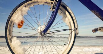 Diese 10 Tipps helfen dir, im Winter deine Umwelt zu schonen, ohne auf Komfort zu verzichten - beim Fahrradfahren, Kochen und Urlaubmachen!