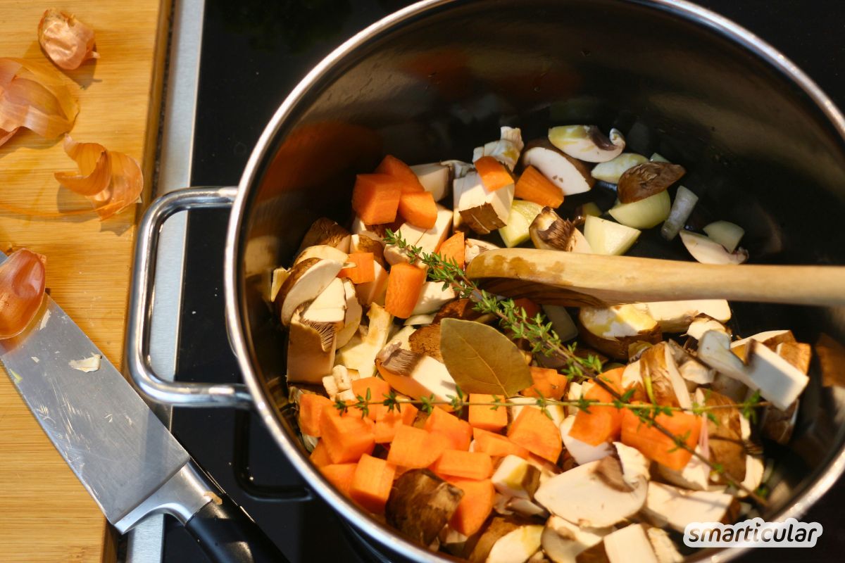 vegane-bratensoese-ohne-fleisch-3 Diese vegane Bratensoße steht dem Original in nichts nach! Wir zeigen dir, wie du eine wunderbar sämige Bratensoße ohne Fleisch kochst.
