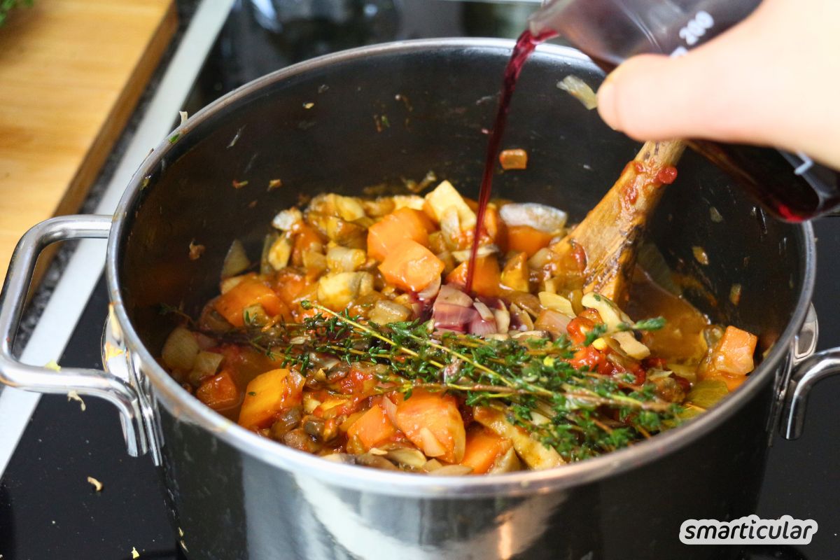 vegane-bratensoese-ohne-fleisch-4 Diese vegane Bratensoße steht dem Original in nichts nach! Wir zeigen dir, wie du eine wunderbar sämige Bratensoße ohne Fleisch kochst.