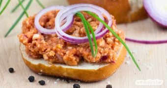 Du liebst Mettbrötchen und Mettigel, magst aber kein rohes Fleisch essen? Dann probiere dieses Rezept für veganes Mett aus Reiswaffeln.