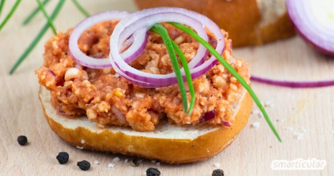 Du liebst Mettbrötchen und Mettigel, magst aber kein rohes Fleisch essen? Dann probiere dieses Rezept für veganes Mett aus Reiswaffeln.