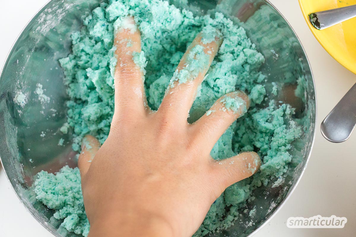 Ätherische Öle sind bei Erkältungen besonders wohltuend. Mit diesen selbst gemachten Badekugeln kannst du gleichzeitig inhalieren und im Wasser entspannen.