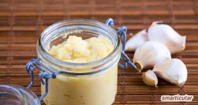 Haltbare Knoblauchpaste kannst du sehr leicht selber machen. Sie ist schnell zur Hand und spart beim Kochen das Schälen, Pressen oder Schneiden.