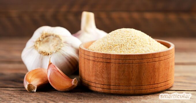 Knoblauchpulver selber machen spart Geld, reduziert Müll und du hast ein natürliches Würzmittel auf Vorrat immer griffbereit.