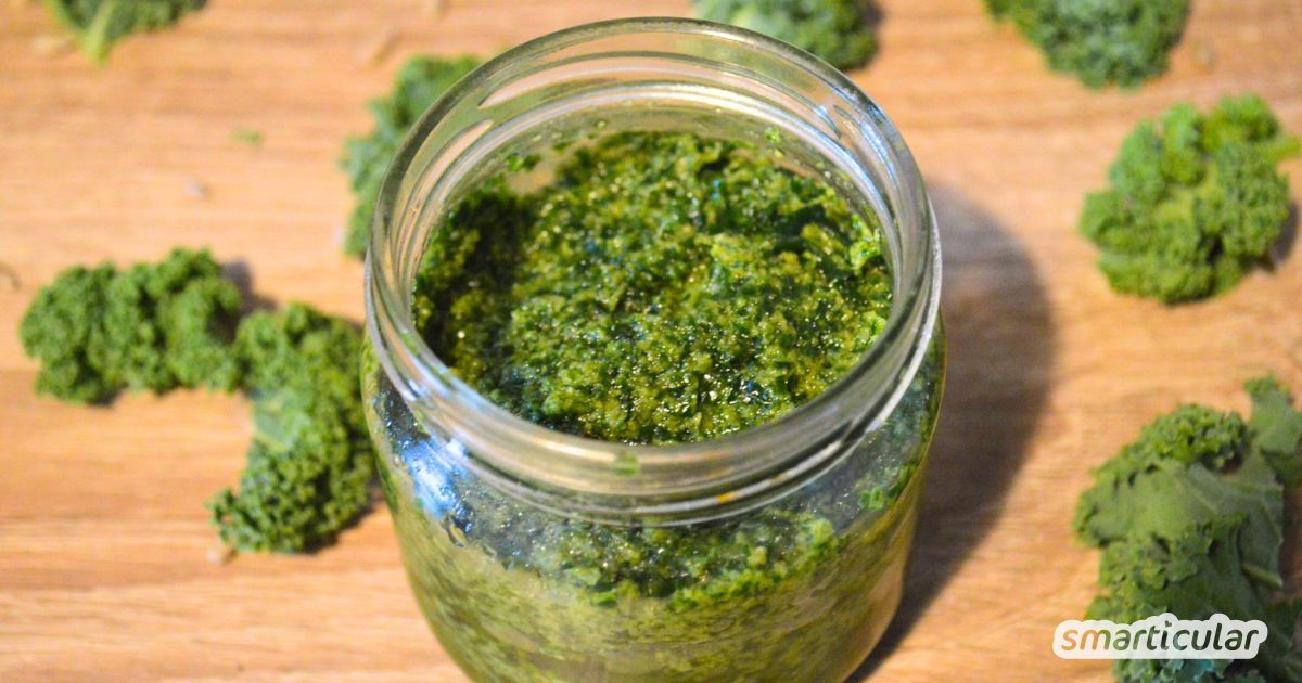 Der aromatische Geschmack des vitalstoffreichen Kohlgemüses macht Grünkohlpesto zu einem schnellen Gaumenschmaus - auf Brot oder Pasta.