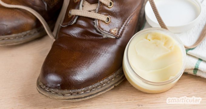 Eine natürliche Schuhcreme selber zu machen, gelingt mit Bienenwachs, Lanolin und Pflanzenöl. Mineralöle und andere bedenkliche Stoffe sind gar nicht nötig!