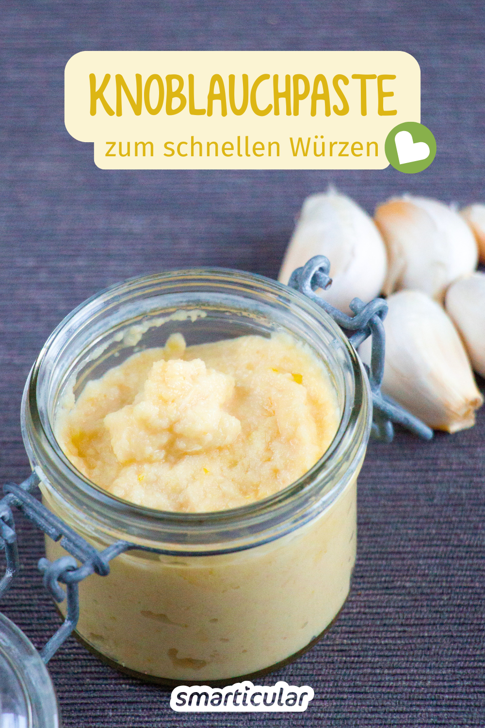 Haltbare Knoblauchpaste kannst du sehr leicht selber machen. Sie ist schnell zur Hand und spart beim Kochen das Schälen, Pressen oder Schneiden.