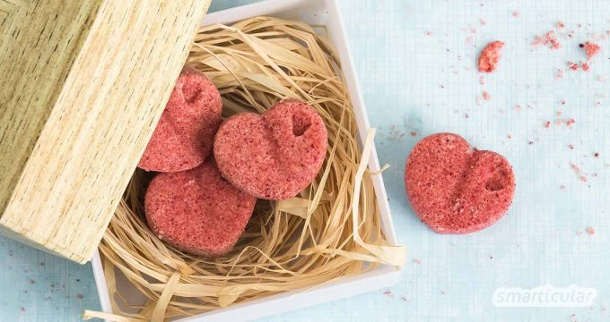 Diese feinen Badekugeln in Herzform sind ein ideales Last-Minute-Geschenk, denn sie sind schnell gemacht und bestehen aus einfachen Hausmitteln.