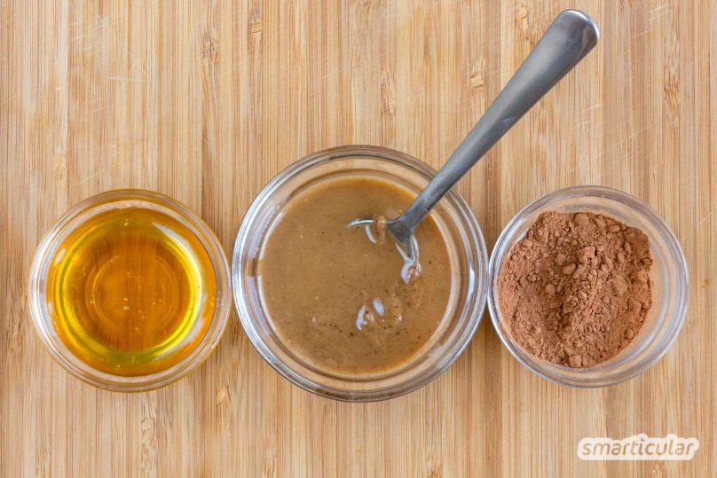 Nutellaverzicht muss nicht sein. Mit diesem Rezept kannst du aus nur drei Zutaten eine gesunde Schokocreme selbst herstellen. In nicht mal einer Minute!