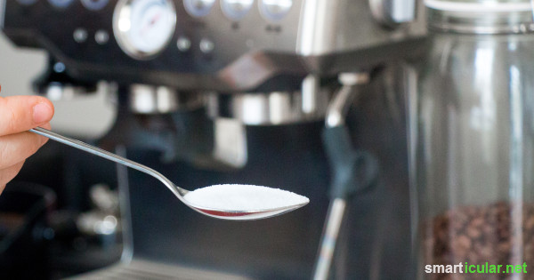 Teure Spezial-Entkalker für die Kaffeemaschine kannst du dir sparen, denn einfache Hausmittel befreien dein Gerät preiswert und umweltfreundlich von Kalkablagerungen.