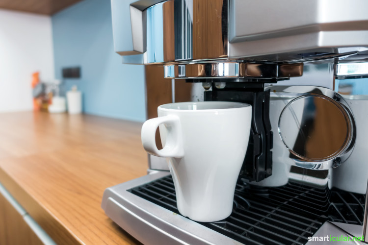 Teure Spezial-Entkalker für die Kaffeemaschine kannst du dir sparen, denn einfache Hausmittel befreien dein Gerät preiswert und umweltfreundlich von Kalkablagerungen.