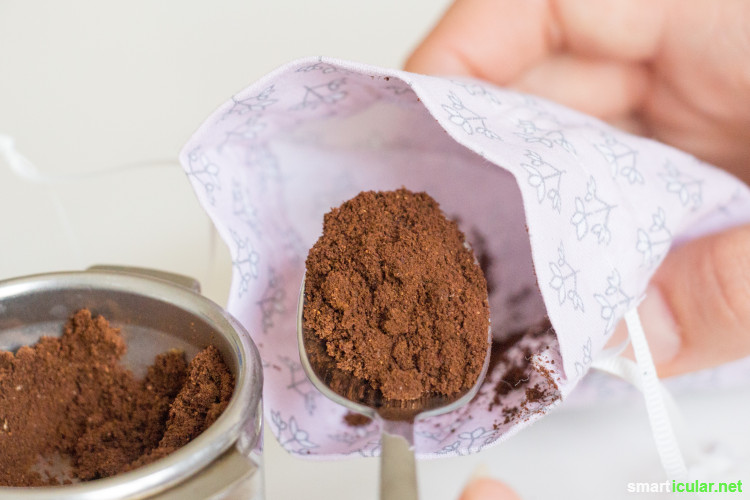 Statt auf teure, ungesunde Spezialmittel zur Geruchsentfernung zurückzugreifen, kannst du dein Auto mit einfachen Hausmitteln vom Mief befreien.