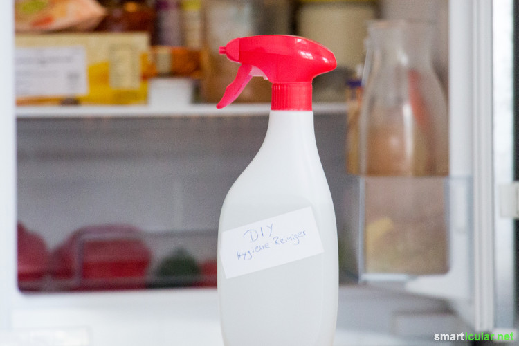 Ein Kühlschrankreiniger mit gesundheitsgefährdenden Inhaltsstoffen ist nicht nötig! Mit einfachen Hausmitteln kannst du einen preiswerten, umweltschonenden Reiniger zaubern.