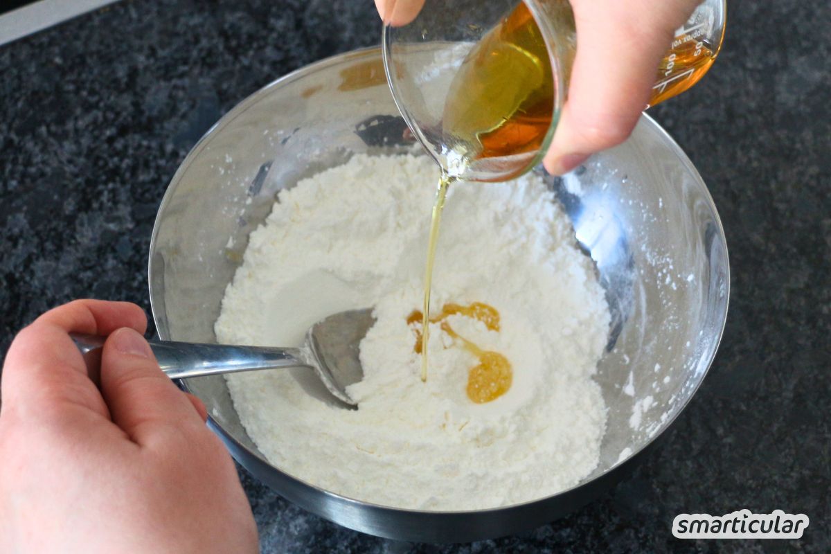 Festes Shampoo selber machen. Spare Geld und Plastikmüll und stelle mit wenigen Zutaten praktische Shampoo Bars ganz einfach selber her.