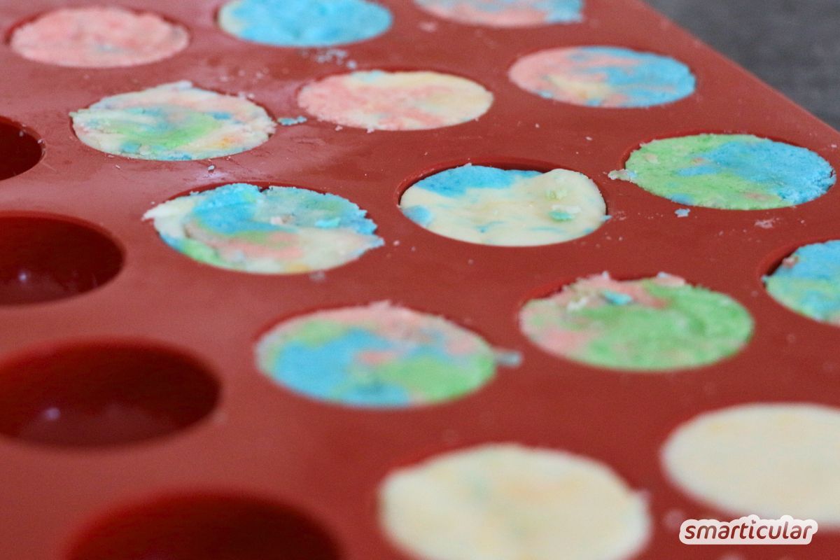 Festes Shampoo selber machen. Spare Geld und Plastikmüll und stelle mit wenigen Zutaten praktische Shampoo Bars ganz einfach selber her.