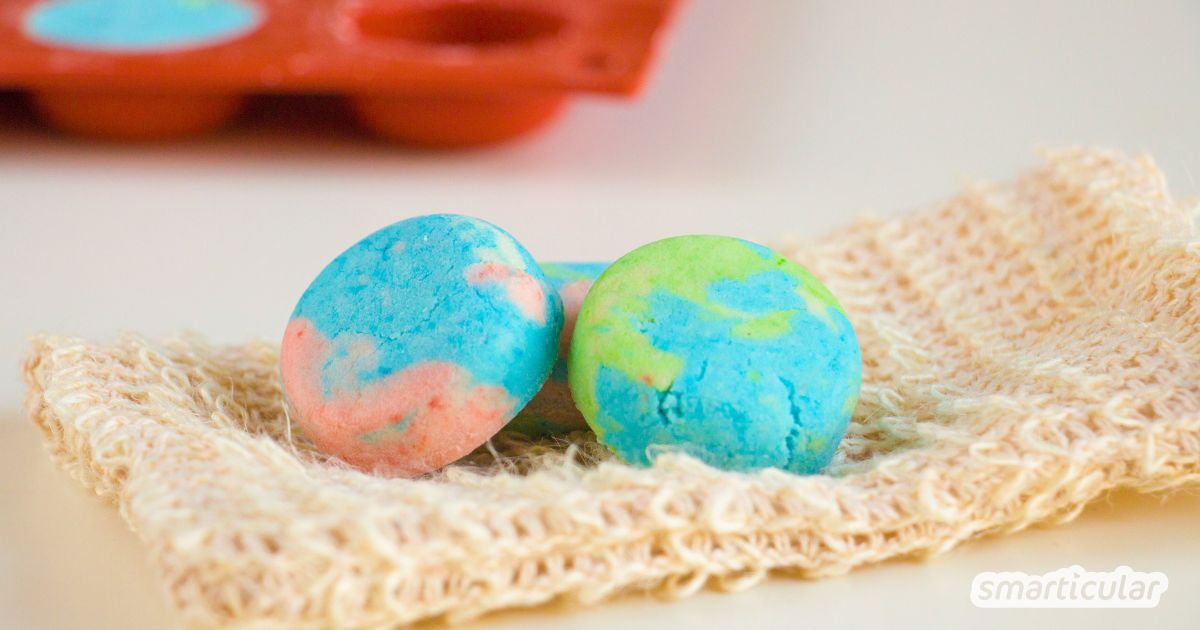 Festes Shampoo selber machen. Spare Geld und Plastikmüll und stelle mit wenigen Zutaten praktische Shampoo Bars ganz einfach selber her.